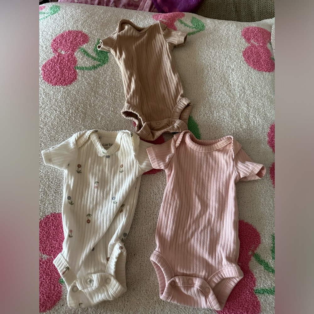 Carter’s T-shirt onesies set of 3